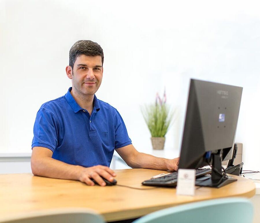 Herr Dr. med. Markus Wäckerle am Arbeitsplatz
