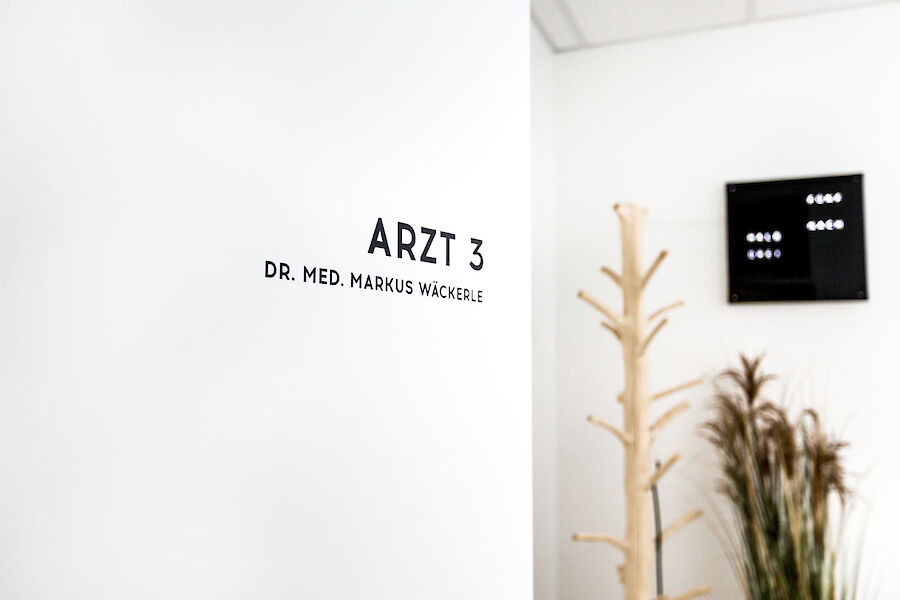 Türe mit Blick ins Ärztezimmer von Dr. med. Markus Wäckerle